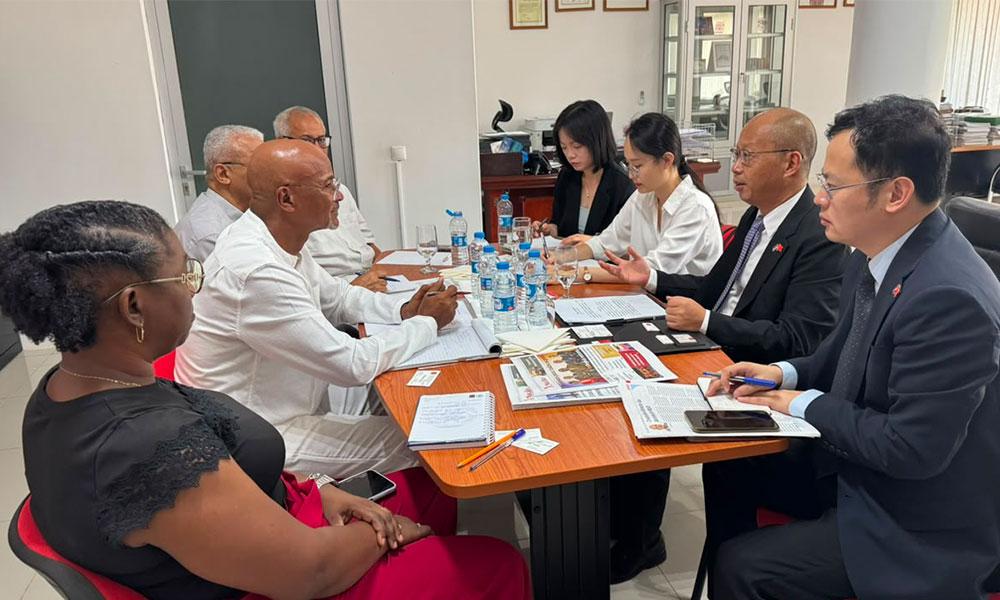 Embaixador da China visita Grupo ALFA e propõe cooperação
