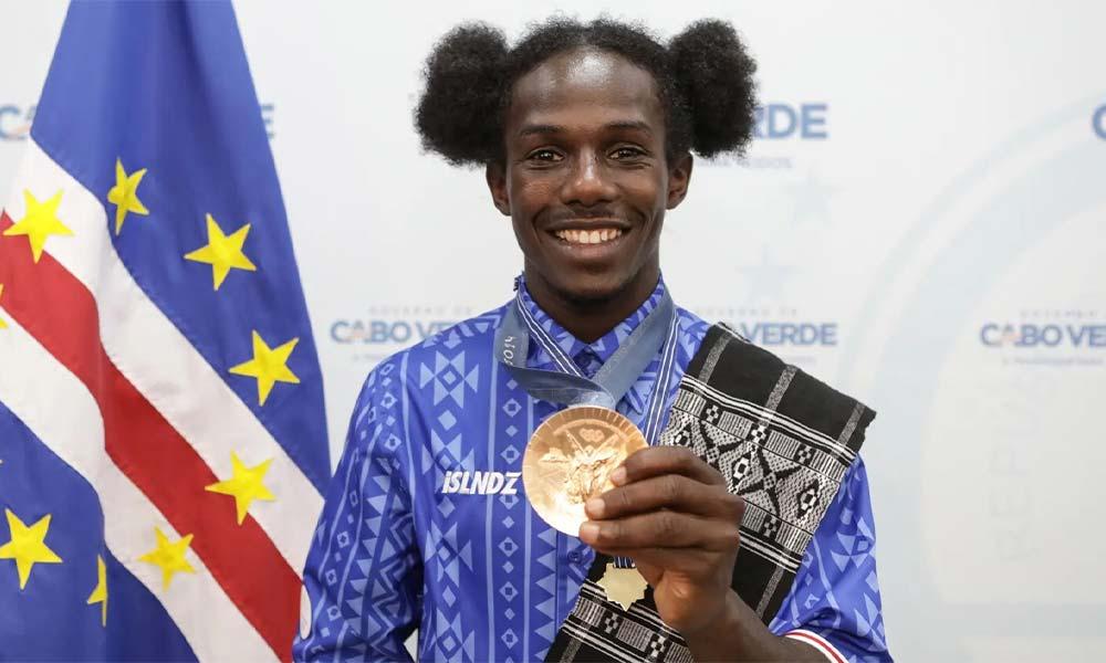 Pugilista David de Pina condecorado com Medalha de Mérito de Primeira Classe