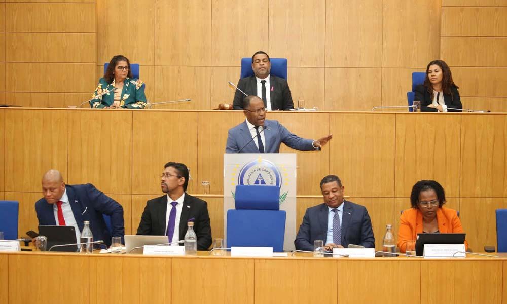 Parlamento: Transparência e auditorias marcam debate mensal tenso com o primeiro-ministro