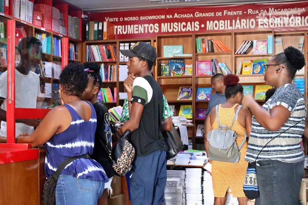 Regresso às aulas aumenta procura por materiais escolares e uniformes na cidade da Praia