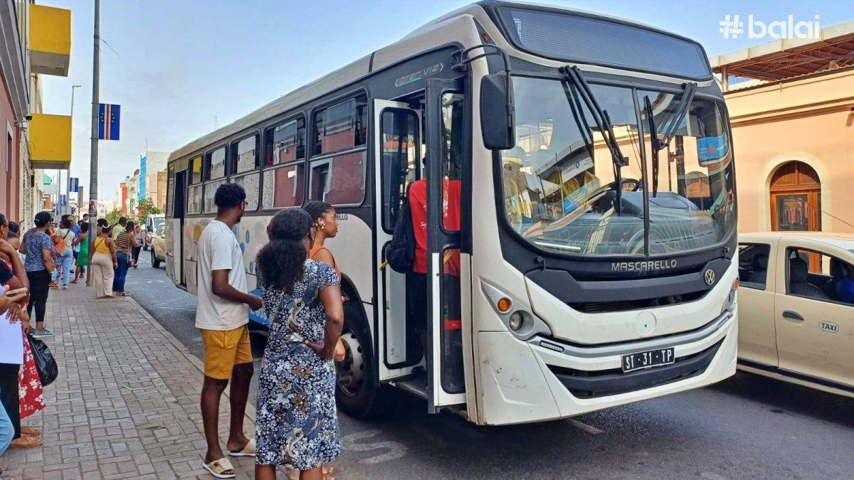 Serviço de Autocarros na Praia Retomado Após Problemas Técnicos