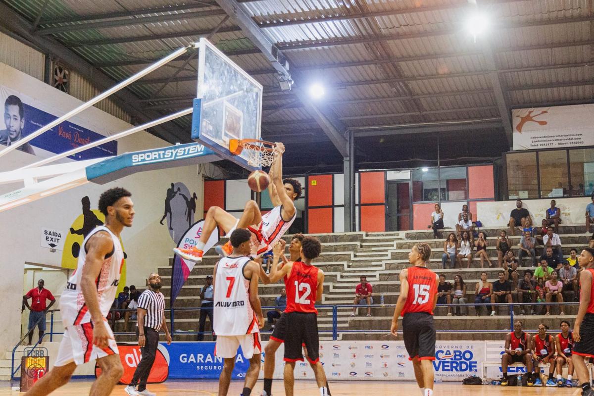 Basquetebol sub-18: ABC vence La família (79-75) na final e revalida título nacional