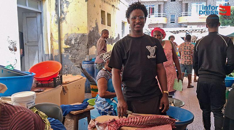 Jovem de Ribeira da Barca Encontra Dignidade na Venda de Peixe