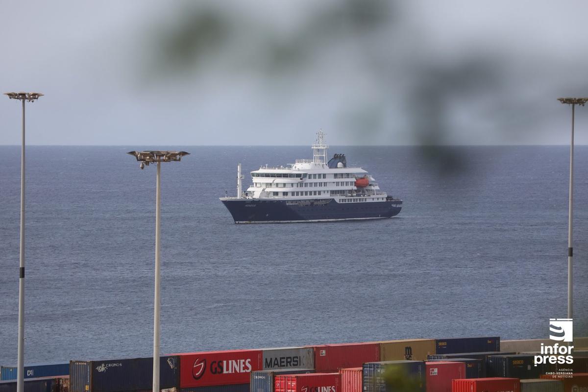 Hantavírus: Arranca desembarque de ocupantes de cruzeiro nas Canárias