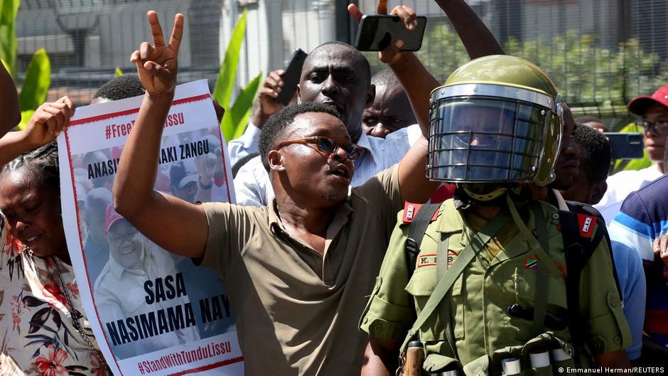 Como a juventude africana quer salvar a democracia