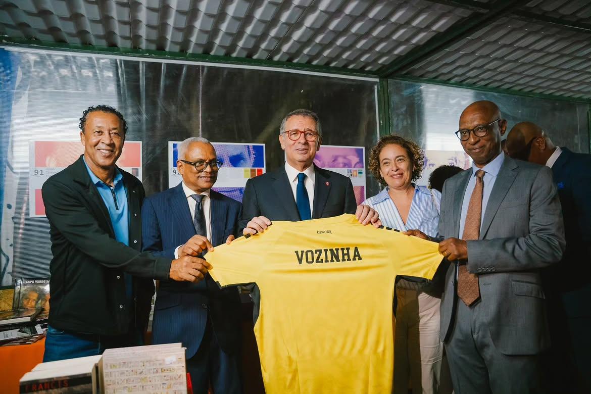 “Isto é que é a verdadeira Morabeza”, diz PR António José Seguro ao ser surpreendido com camisola de Vozinha