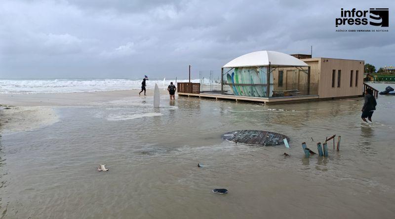 Sal: Tempestade Gonzalo provoca forte agitação marítima e estragos em hotéis de Santa Maria