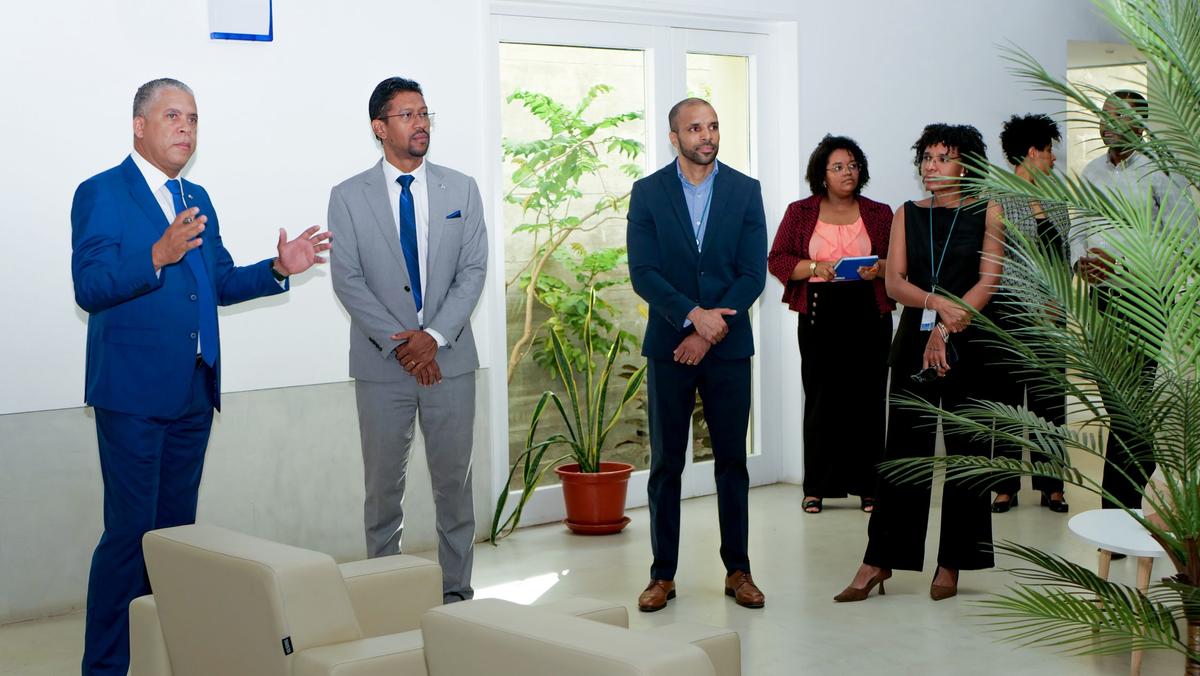 Ministro Clóvis Silva visita Imprensa Nacional de Cabo Verde