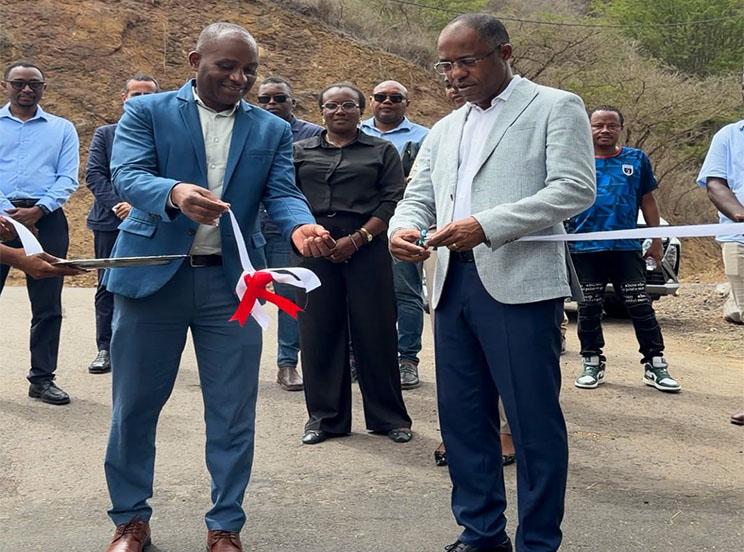 Primeiro-Ministro Francisco Carvalho inaugura estradas asfaltadas de Levada e Achada Costa em São Lourenço dos Órgãos