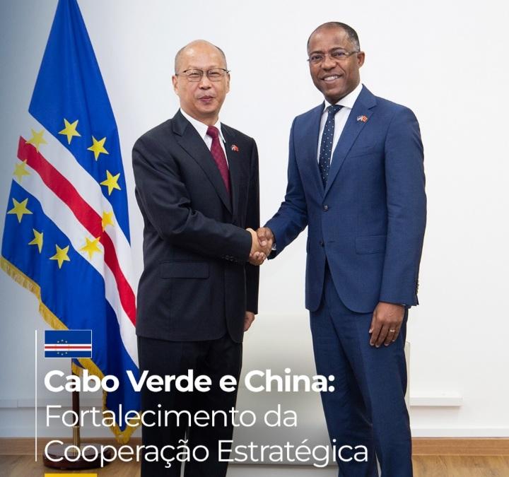 Primeiro-Ministro recebe em audiência Embaixador Chinês