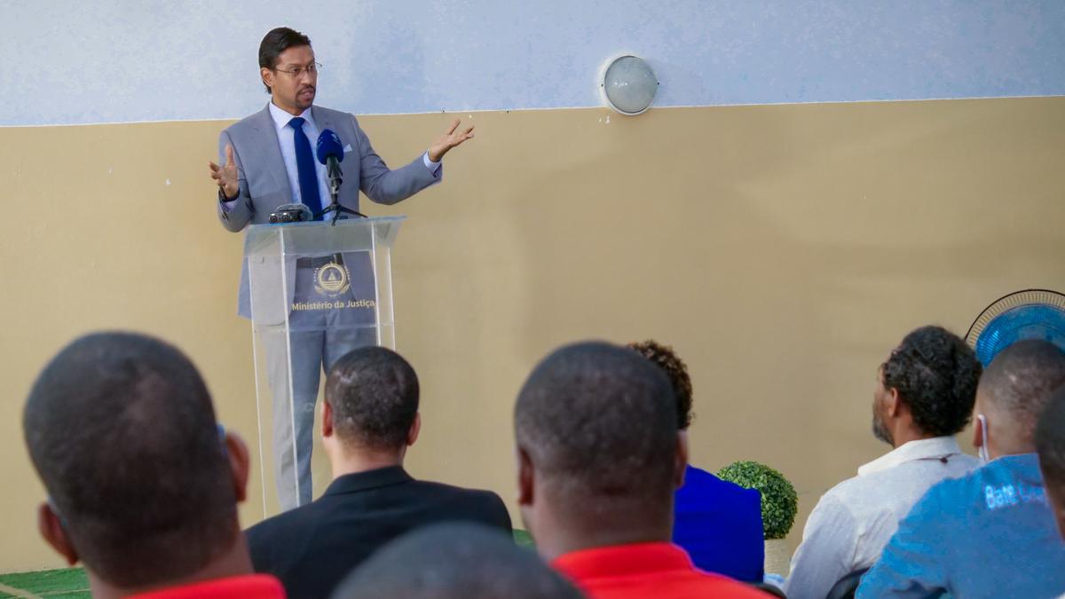Ministro Clóvis Isildo Silva encerra formação profissional na Cadeia Central da Praia